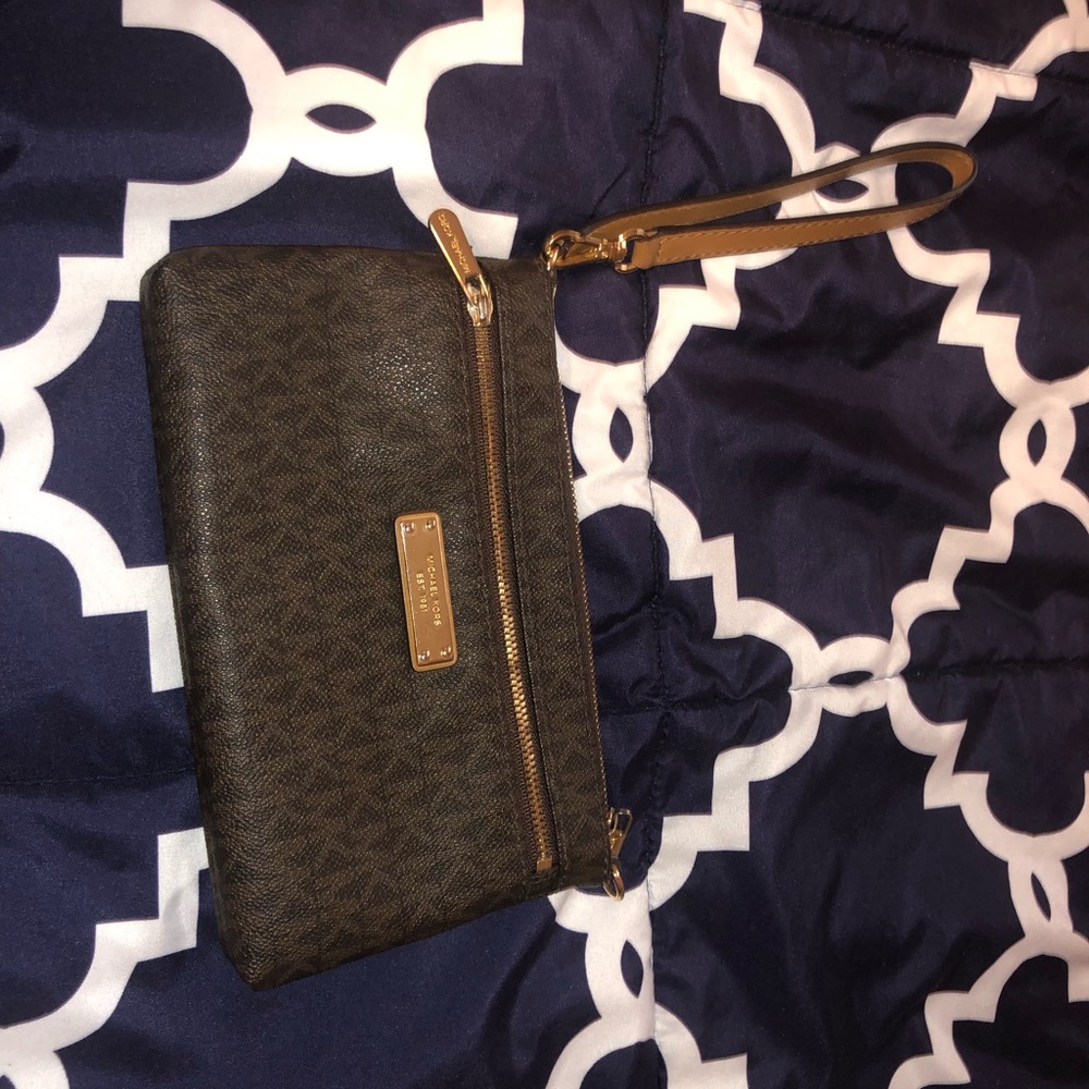michael kors chocolate wristlet